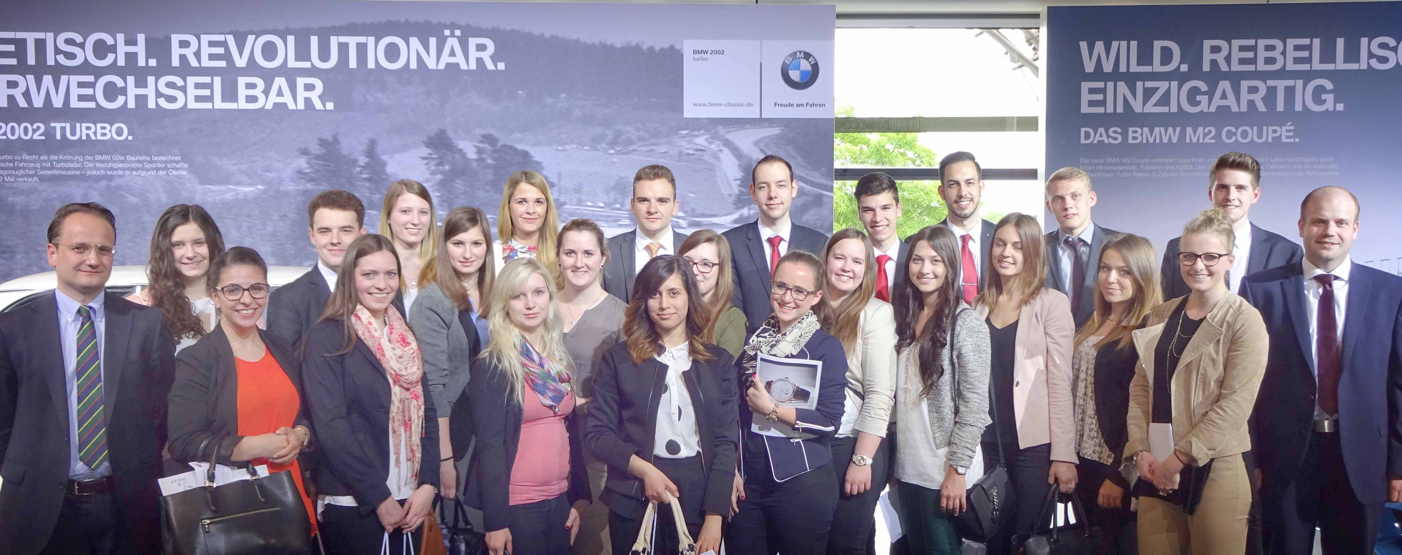 Schüler mit Lehrer bei der BMW-Hauptversammlung